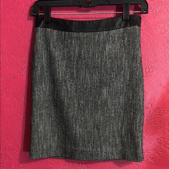 bebe Dresses & Skirts - Bebe black and white herringbone pencil skirt with leather waistband. Sz 4